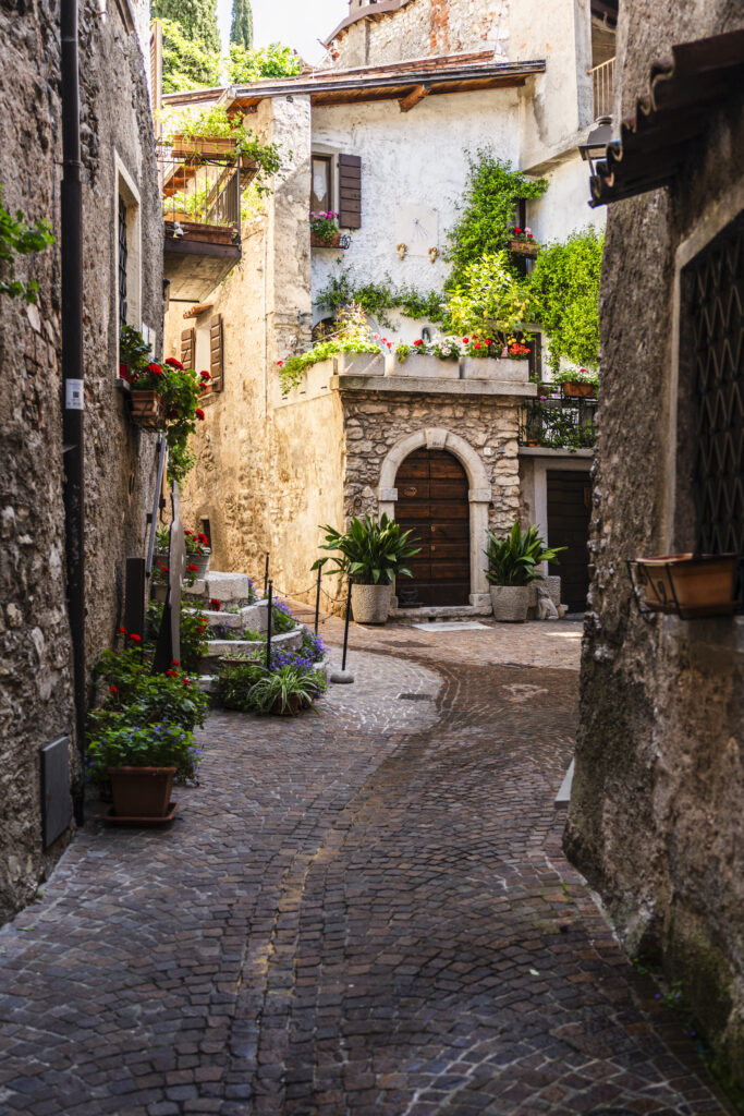 La Scala Tonda è uno degli scorci più caratteristici del centro storico di Pieve, tra vicoli in pietra e architetture che raccontano la storia del borgo.