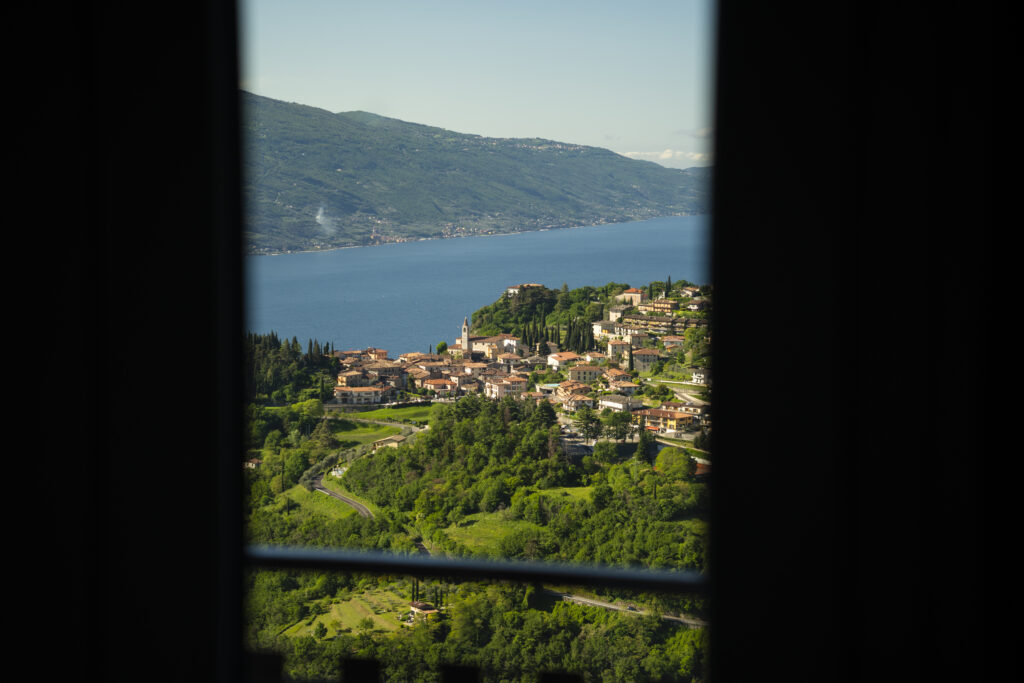 Vista sul Lago di Garda, Pieve e Monte Baldo dalla zona giorno dell'appartamento Sirius