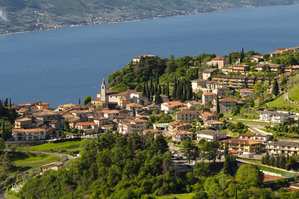 Borgo di Pieve a Tremosine sul Garda visto dal terrazzo di San Lorenzo Holidays