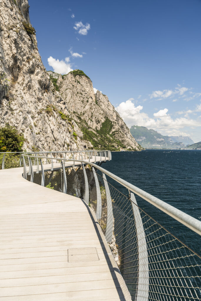 Sospesa tra la montagna e il Lago di Garda, la ciclopedonale di Limone offre una passeggiata panoramica percorribile a piedi o in bicicletta.