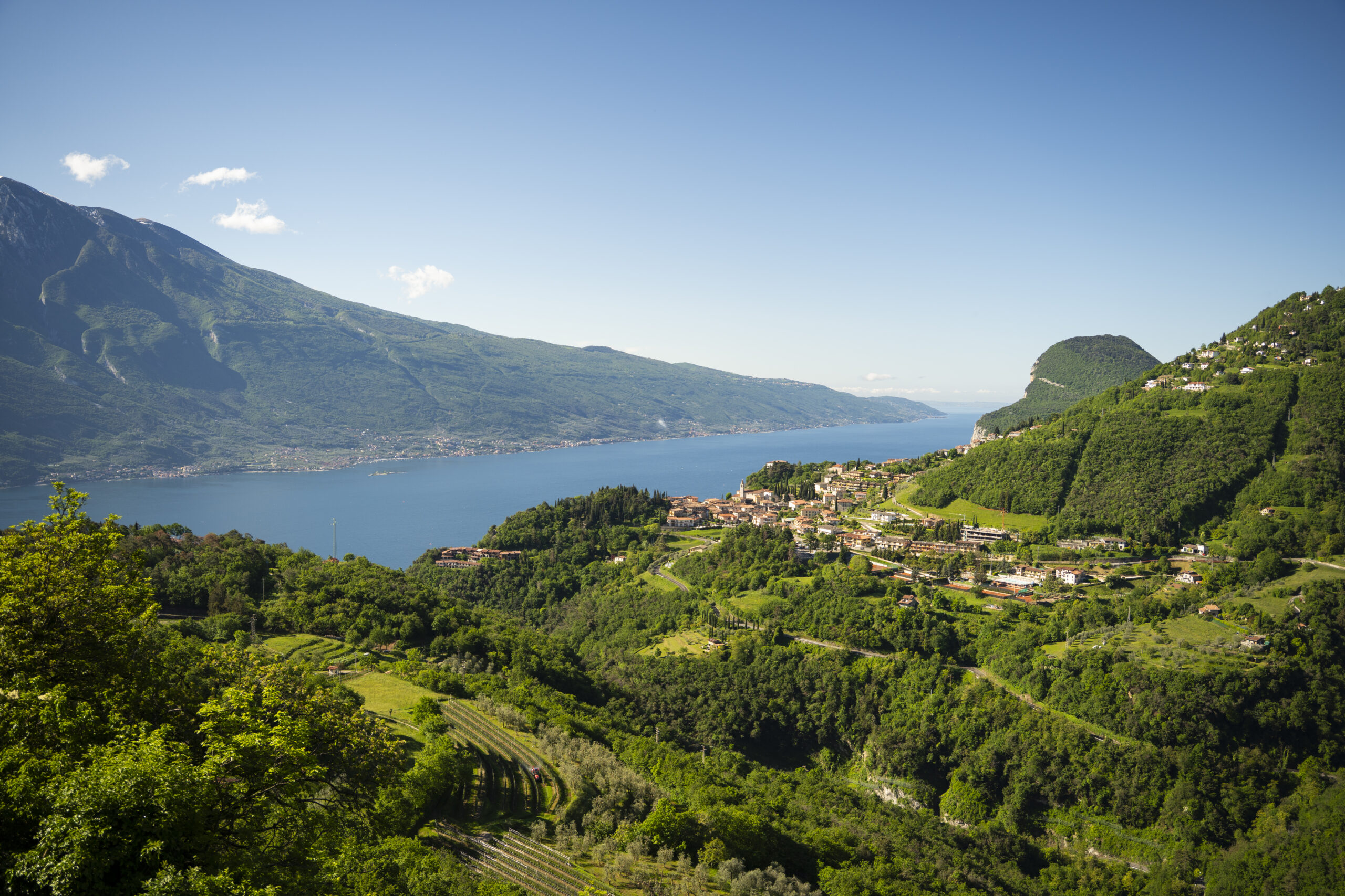 Vista dal terrazzo degli appartamenti San Lorenzo Holidays sul borgo di Pieve e sul Lago di Garda